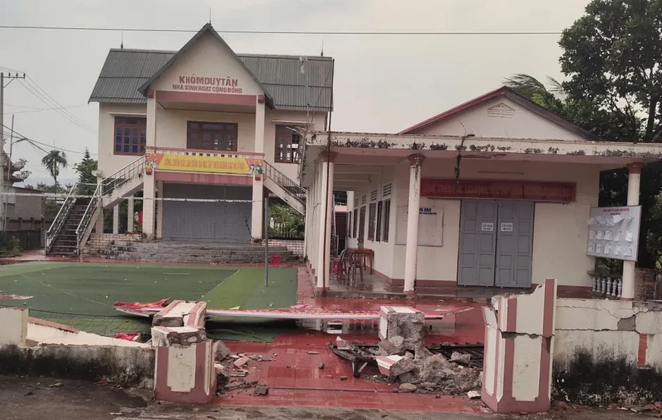 Lốc xoáy làm tốc mái hàng loạt nhà dân ở Quảng Trị Lốc xoáy làm tốc mái hàng loạt nhà dân ở Quảng Trị