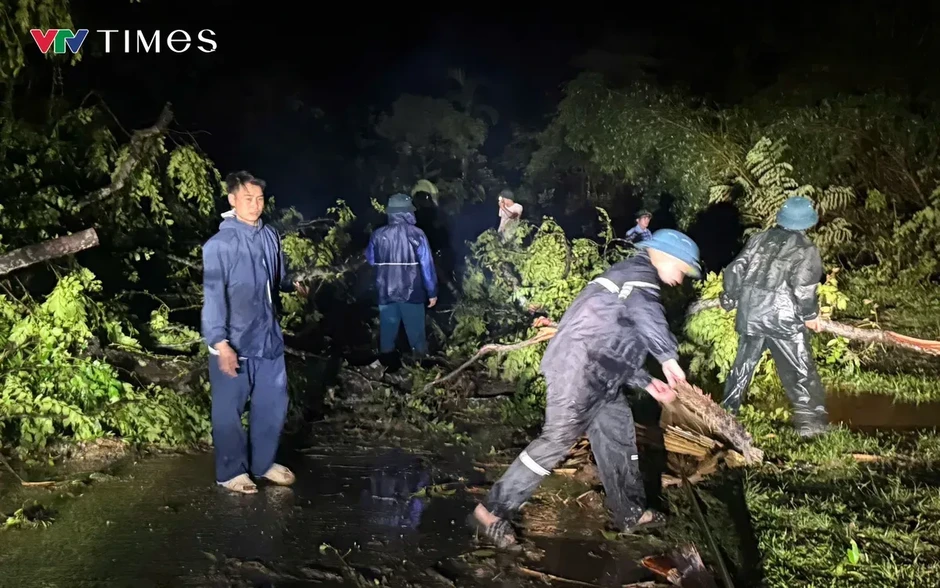 Lốc xoáy quét qua trong đêm, nhiều nhà dân ở Cà Mau đổ sập Lốc xoáy quét qua trong đêm, nhiều nhà dân ở Cà Mau đổ sập