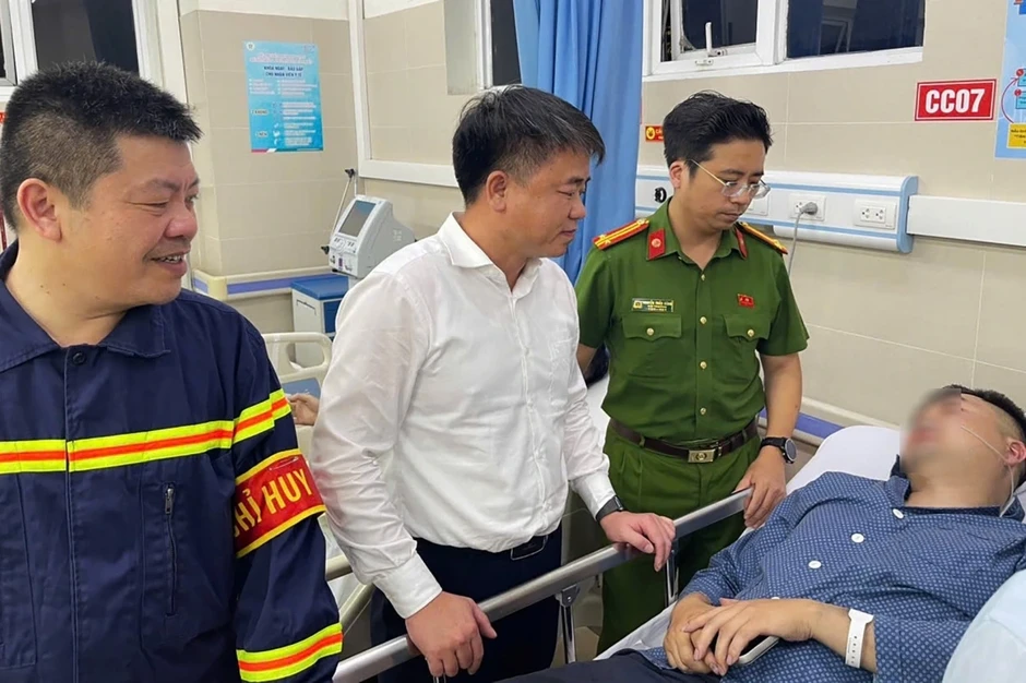 Lời kể của 2 người đàn ông phá mái tôn cứu 7 người bị mắc kẹt Lời kể của 2 người đàn ông phá mái tôn cứu 7 người bị mắc kẹt