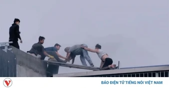 Lời kể của 2 người đàn ông phá mái tôn cứu 7 người bị mắc kẹt