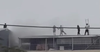 Lời kể của người phá mái tôn để cứu 7 người trong vụ cháy