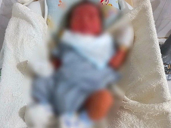 Lời nhắn bên cạnh bé trai sơ sinh bị bỏ rơi tại Nghệ An Lời nhắn bên cạnh bé trai sơ sinh bị bỏ rơi tại Nghệ An