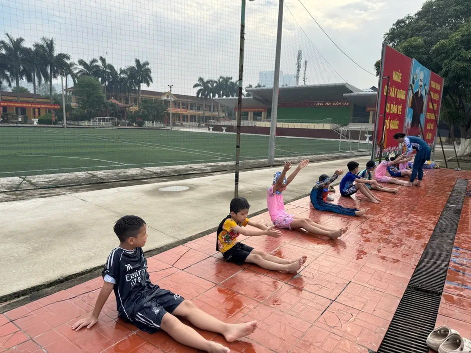 Lớp học bơi đặc biệt giữa ngày hè của những người thầy mang áo lính Lớp học bơi đặc biệt giữa ngày hè của những người thầy mang áo lính