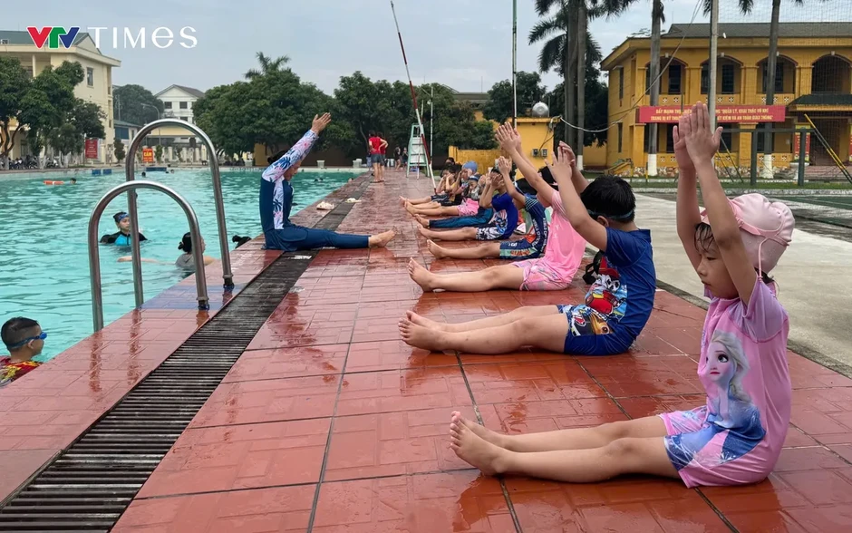 Lớp học bơi đặc biệt giữa ngày hè của những người thầy mang áo lính Lớp học bơi đặc biệt giữa ngày hè của những người thầy mang áo lính