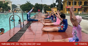 Lớp học bơi đặc biệt giữa ngày hè của những người thầy mang áo lính