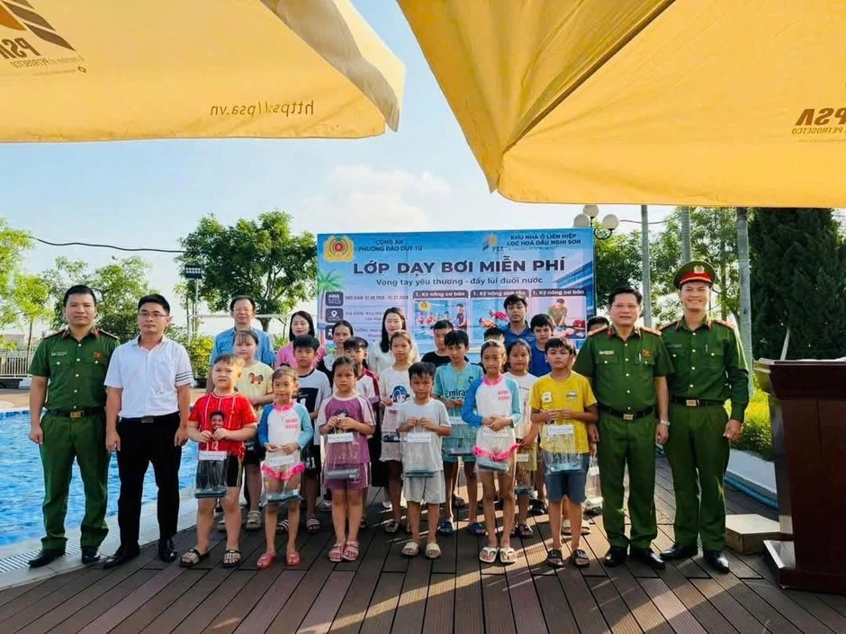 Lớp học bơi miễn phí - sân chơi hè ý nghĩa cho trẻ em vùng biển Lớp học bơi miễn phí - sân chơi hè ý nghĩa cho trẻ em vùng biển