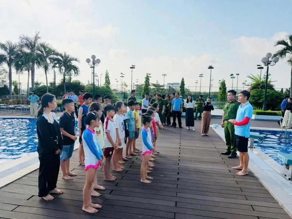 Lớp học bơi miễn phí - sân chơi hè ý nghĩa cho trẻ em vùng biển Lớp học bơi miễn phí - sân chơi hè ý nghĩa cho trẻ em vùng biển