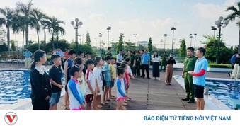 Lớp học bơi miễn phí - sân chơi hè ý nghĩa cho trẻ em vùng biển