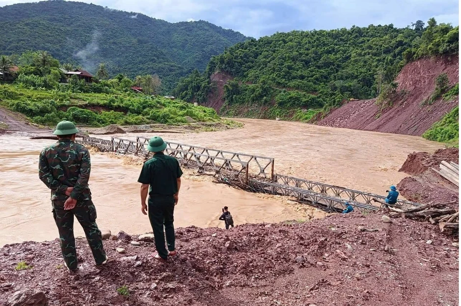 Lũ cuốn trôi cầu ở Nghệ An, 400 hộ dân bị chia cắt Lũ cuốn trôi cầu ở Nghệ An, 400 hộ dân bị chia cắt