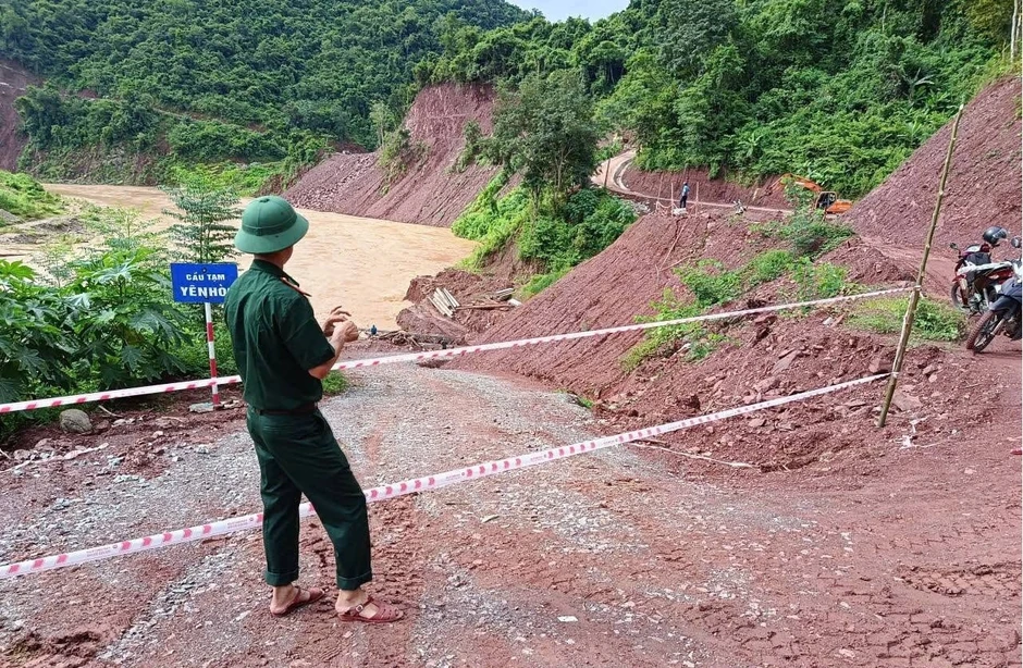 Lũ cuốn trôi cầu ở Nghệ An, 400 hộ dân bị chia cắt Lũ cuốn trôi cầu ở Nghệ An, 400 hộ dân bị chia cắt