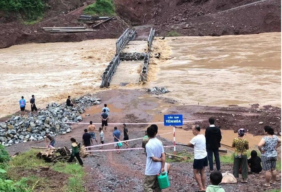 Lũ cuốn trôi cầu ở Nghệ An, 400 hộ dân bị chia cắt Lũ cuốn trôi cầu ở Nghệ An, 400 hộ dân bị chia cắt