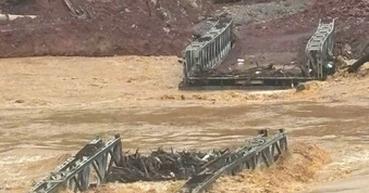 Lũ cuốn trôi cầu ở Nghệ An, 400 hộ dân bị chia cắt