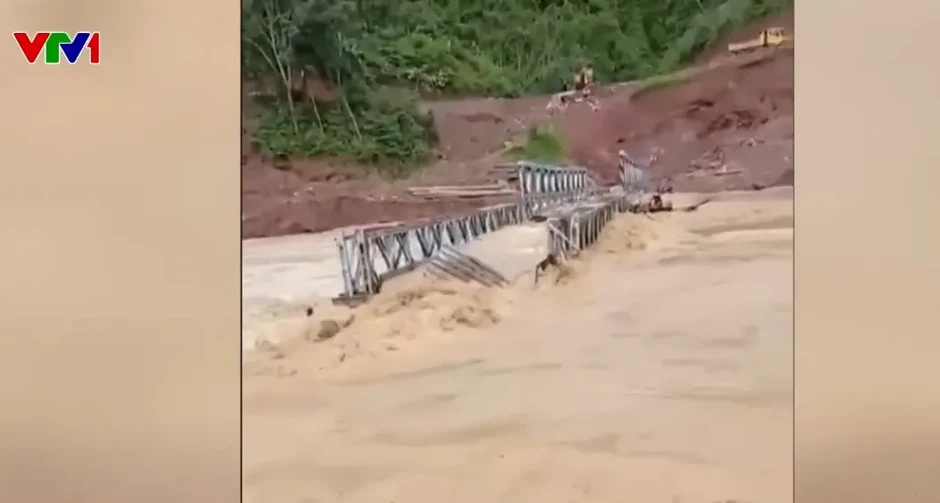 Lũ cuốn trôi cầu tạm ở Nghệ An, chia cắt 400 hộ dân Lũ cuốn trôi cầu tạm ở Nghệ An, chia cắt 400 hộ dân