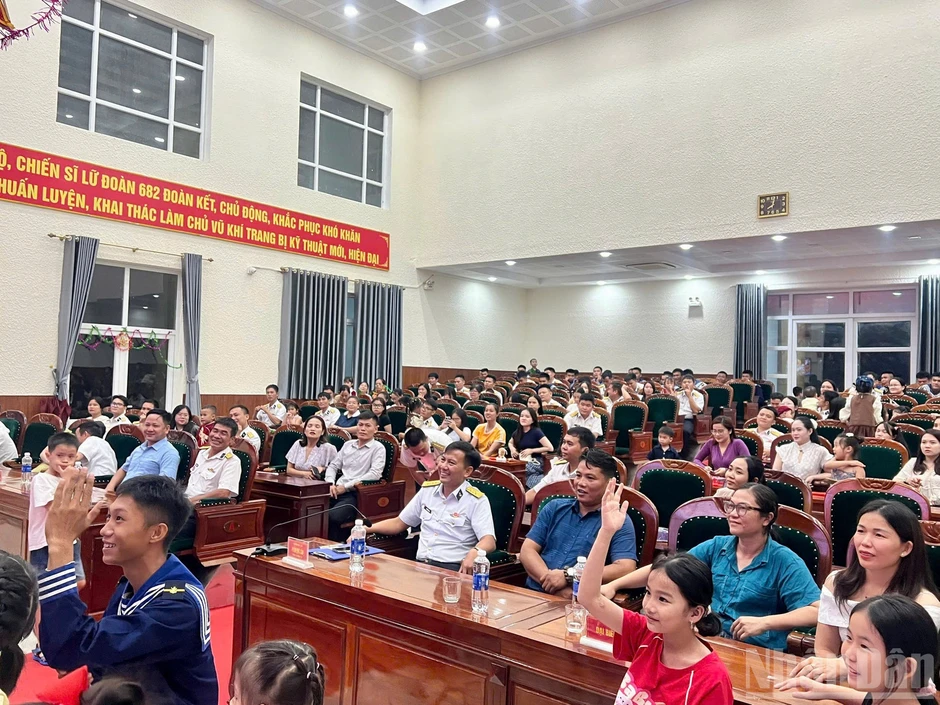 Lữ đoàn 682 tổ chức Tết Trung thu “Vầng trăng của biển” cho các cháu thiếu nhi