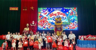 Lữ đoàn 682 tổ chức Tết Trung thu “Vầng trăng của biển” cho các cháu thiếu nhi