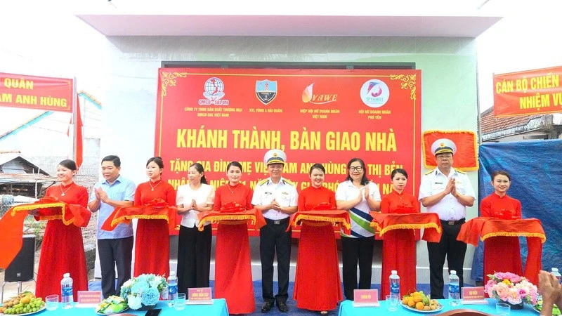 Lữ đoàn 682 (Vùng 4 Hải quân) bàn giao nhà cho gia đình Mẹ Việt Nam Anh hùng Bùi Thị Bẻn