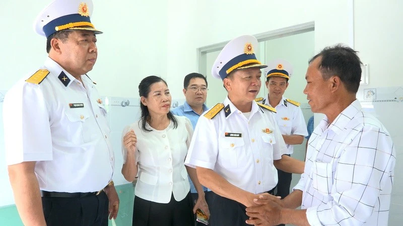 Lữ đoàn 682 (Vùng 4 Hải quân) bàn giao nhà cho gia đình Mẹ Việt Nam Anh hùng Bùi Thị Bẻn