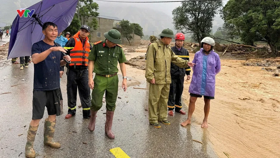 Lũ dữ chia cắt nhiều khu vực ở Lai Châu, Công an giải cứu 18 người mắc kẹt Lũ dữ chia cắt nhiều khu vực ở Lai Châu, Công an giải cứu 18 người mắc kẹt