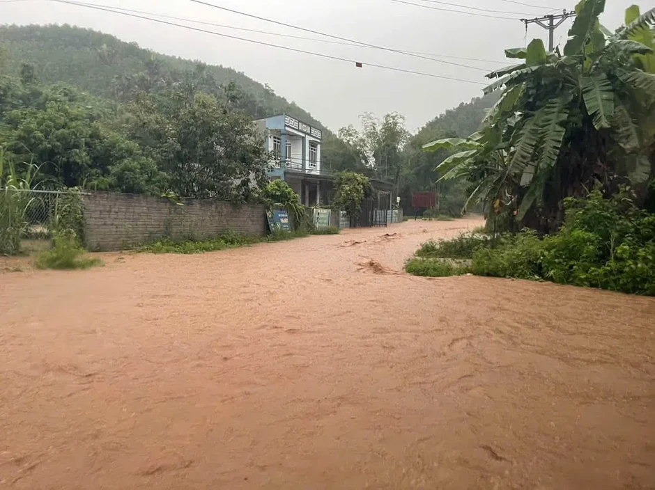 Lũ lớn cuốn trôi học sinh 12 tuổi ở Thái Nguyên Lũ lớn cuốn trôi học sinh 12 tuổi ở Thái Nguyên