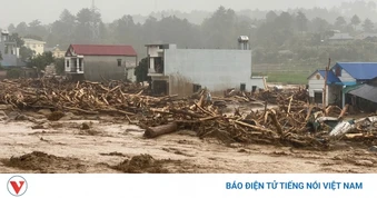 Lũ ống cuồn cuộn đổ về xã Mường Than, tỉnh Lai Châu