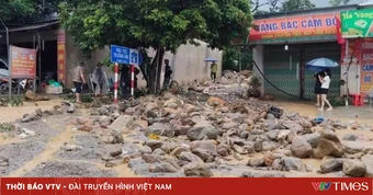 Lũ quét tràn qua khu dân cư ở Lào Cai, hàng trăm tấn đất đá đổ xuống thôn