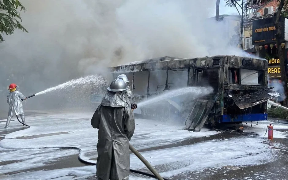 Lửa và khói đen bao trùm xe buýt trên phố Lý Thường Kiệt Lửa và khói đen bao trùm xe buýt trên phố Lý Thường Kiệt