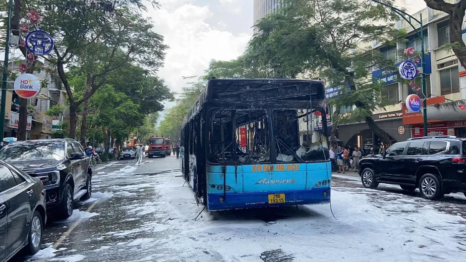 Lửa và khói đen bao trùm xe buýt trên phố Lý Thường Kiệt Lửa và khói đen bao trùm xe buýt trên phố Lý Thường Kiệt