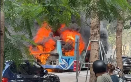 Lửa và khói đen bao trùm xe buýt trên phố Lý Thường Kiệt Lửa và khói đen bao trùm xe buýt trên phố Lý Thường Kiệt