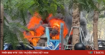 Lửa và khói đen bao trùm xe buýt trên phố Lý Thường Kiệt