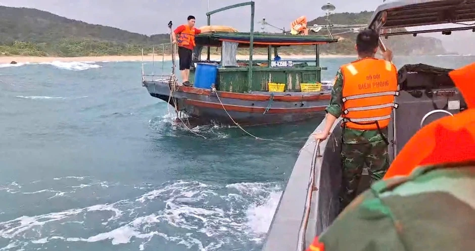 Lực lượng biên phòng cứu hộ 4 ngư dân trên vùng biển Cô Tô Lực lượng biên phòng cứu hộ 4 ngư dân trên vùng biển Cô Tô