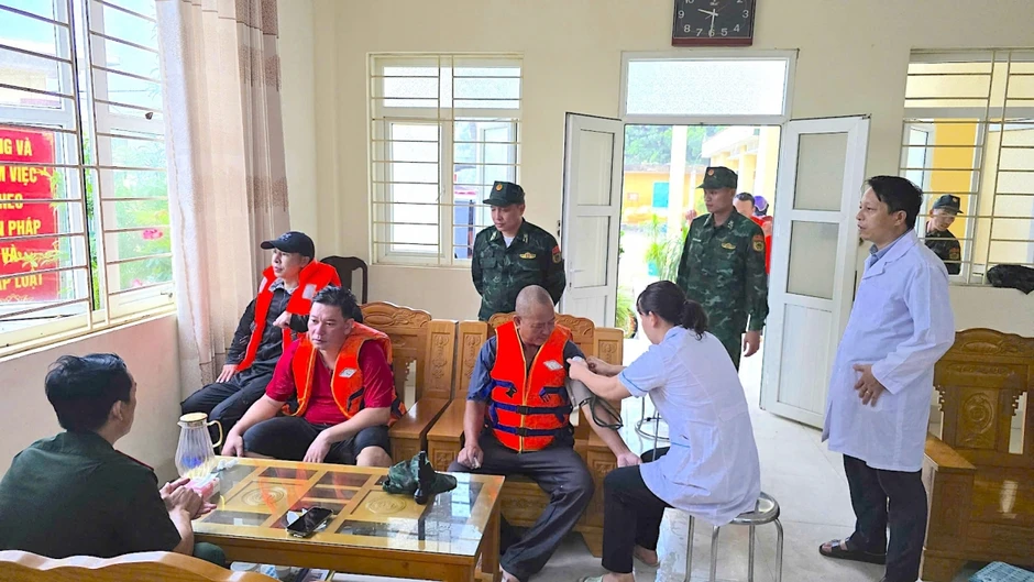 Lực lượng biên phòng cứu hộ 4 ngư dân trên vùng biển Cô Tô Lực lượng biên phòng cứu hộ 4 ngư dân trên vùng biển Cô Tô