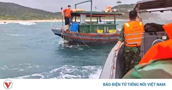 Lực lượng biên phòng cứu hộ 4 ngư dân trên vùng biển Cô Tô