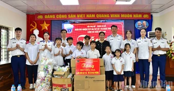 Lực lượng Cảnh sát biển thăm, tặng quà trẻ mồ côi dịp Tết thiếu nhi 1/6