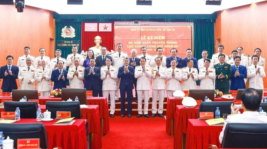 Lực lượng cảnh sát hình sự đón nhận Huân chương Hồ Chí Minh Lực lượng cảnh sát hình sự đón nhận Huân chương Hồ Chí Minh