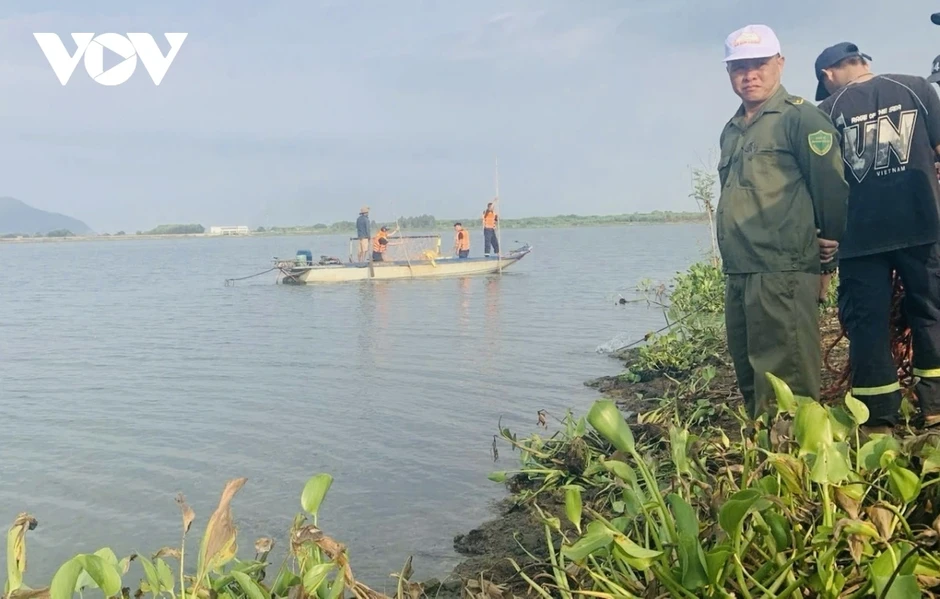 Lực lượng cứu nạn vẫn đang tìm kiếm người đàn ông Hàn Quốc mất tích ở hồ Đá Đen Lực lượng cứu nạn vẫn đang tìm kiếm người đàn ông Hàn Quốc mất tích ở hồ Đá Đen