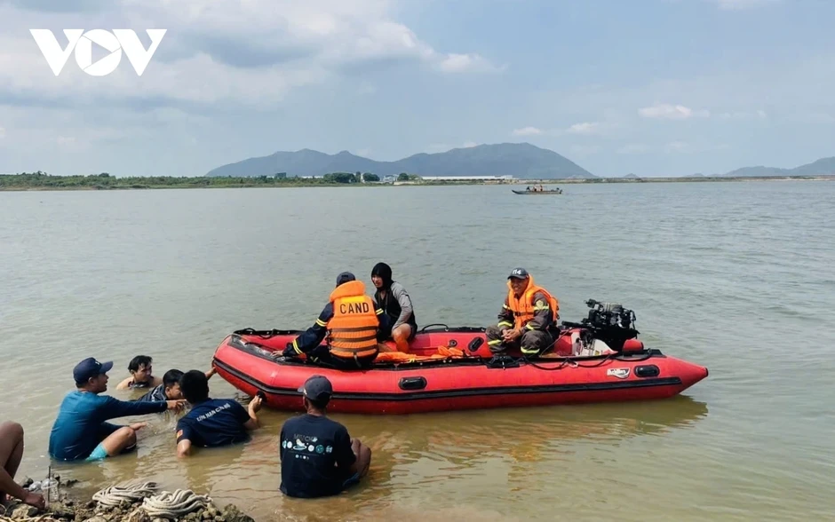 Lực lượng cứu nạn vẫn đang tìm kiếm người đàn ông Hàn Quốc mất tích ở hồ Đá Đen Lực lượng cứu nạn vẫn đang tìm kiếm người đàn ông Hàn Quốc mất tích ở hồ Đá Đen