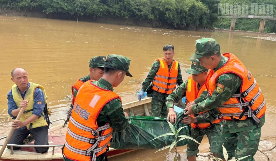 Lực lượng quân đội Sơn La hỗ trợ tìm kiếm các nạn nhân do mưa lũ Lực lượng quân đội Sơn La hỗ trợ tìm kiếm các nạn nhân do mưa lũ