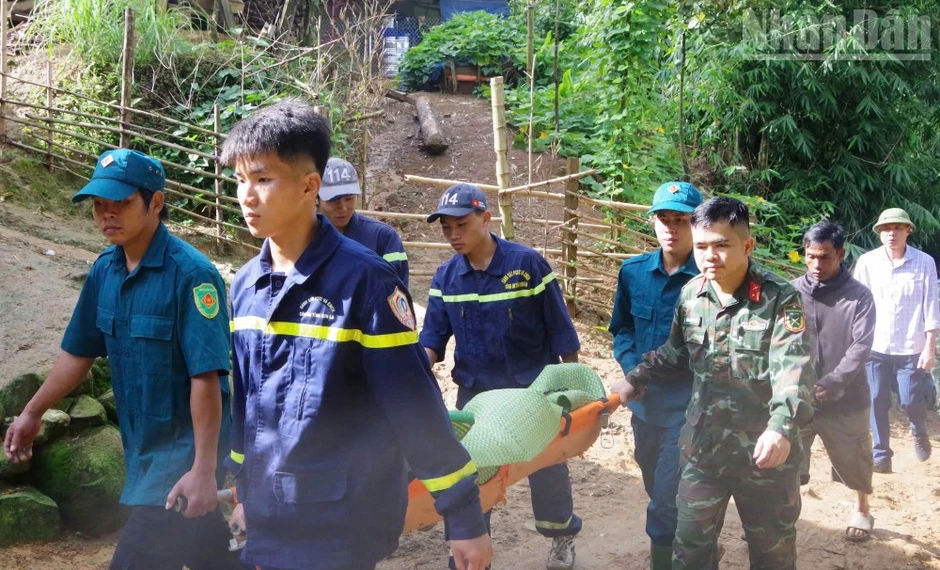 Lực lượng quân đội Sơn La hỗ trợ tìm kiếm các nạn nhân do mưa lũ Lực lượng quân đội Sơn La hỗ trợ tìm kiếm các nạn nhân do mưa lũ