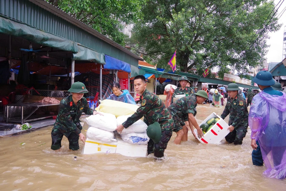 Lực lượng quân sự Lạng Sơn giúp dân trong mưa lũ Lực lượng quân sự Lạng Sơn giúp dân trong mưa lũ