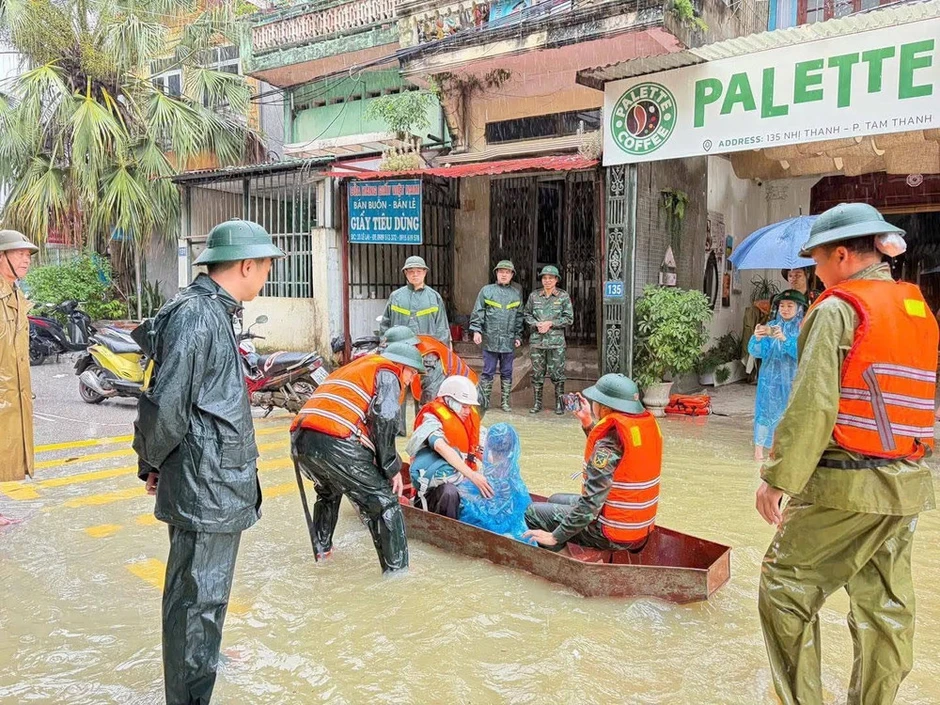 Lực lượng quân sự Lạng Sơn giúp dân trong mưa lũ Lực lượng quân sự Lạng Sơn giúp dân trong mưa lũ
