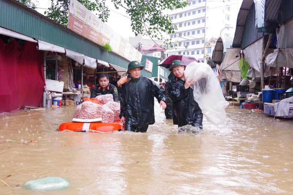 Lực lượng quân sự Lạng Sơn giúp dân trong mưa lũ Lực lượng quân sự Lạng Sơn giúp dân trong mưa lũ