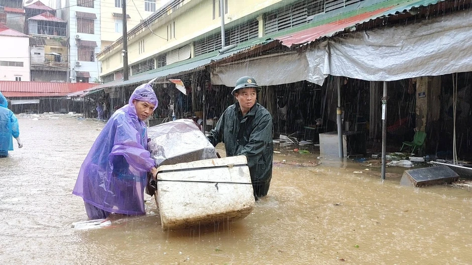 Lực lượng quân sự Lạng Sơn giúp dân trong mưa lũ Lực lượng quân sự Lạng Sơn giúp dân trong mưa lũ