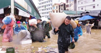 Lực lượng quân sự Lạng Sơn giúp dân trong mưa lũ