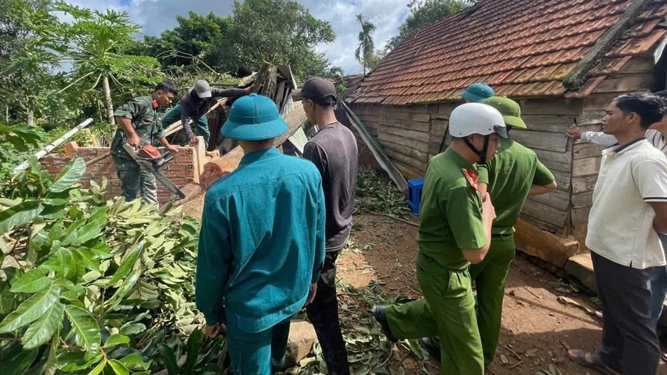 Lực lượng vũ trang các địa phương ở Đắk Lắk nhanh chóng giúp nhân dân khắc phục hậu quả thiên tai Lực lượng vũ trang các địa phương ở Đắk Lắk nhanh chóng giúp nhân dân khắc phục hậu quả thiên tai