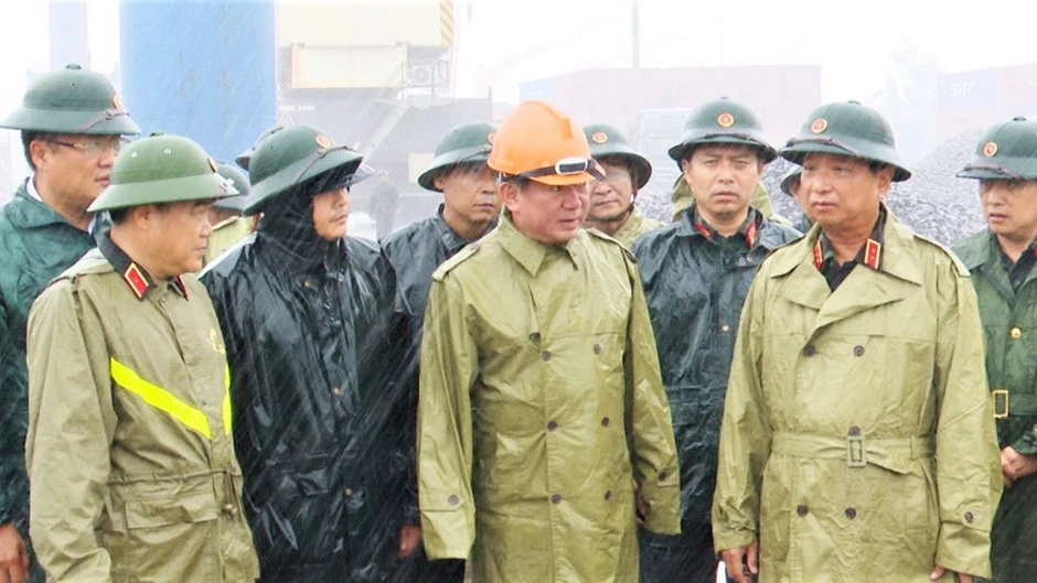 Lực lượng vũ trang Quân khu 4 sẵn sàng hỗ trợ nhân dân ứng phó mưa lũ Lực lượng vũ trang Quân khu 4 sẵn sàng hỗ trợ nhân dân ứng phó mưa lũ