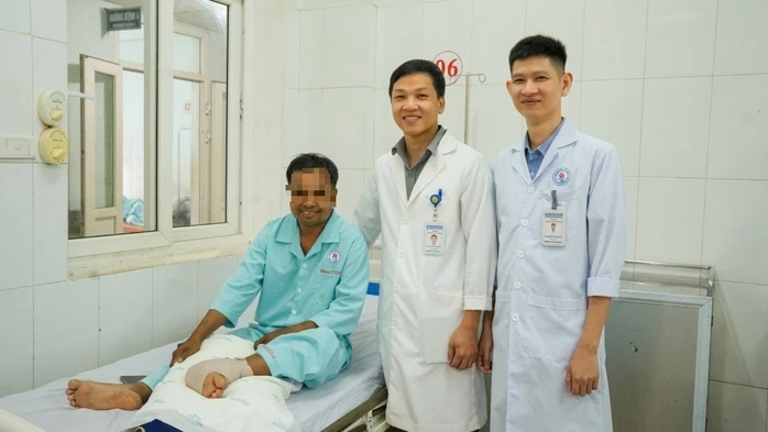 Lưỡi máy phát cỏ gãy, chém đứt lìa bàn chân người đàn ông Lưỡi máy phát cỏ gãy, chém đứt lìa bàn chân người đàn ông