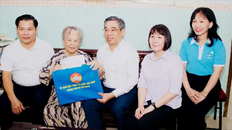 Luôn ở bên mẹ Luôn ở bên mẹ