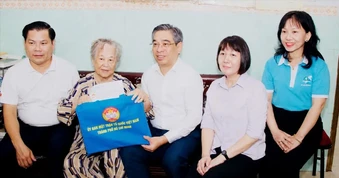 Luôn ở bên mẹ