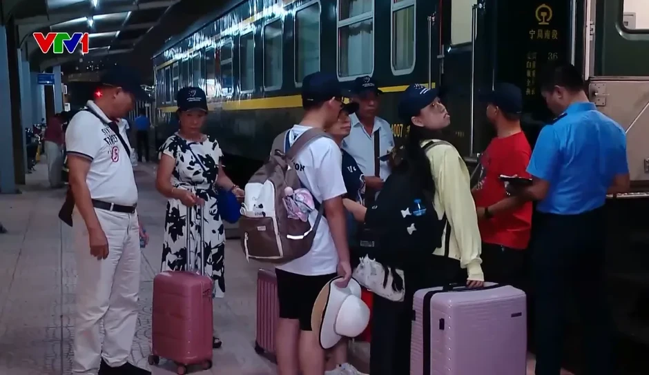 Lượng khách đi tàu liên vận quốc tế Việt Nam - Trung Quốc tăng 200% trong 6 tháng đầu năm Lượng khách đi tàu liên vận quốc tế Việt Nam - Trung Quốc tăng 200% trong 6 tháng đầu năm