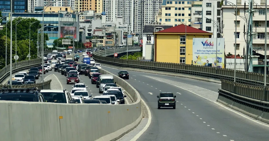 Lưu lượng phương tiện rời Hà Nội tăng cao, cửa ngõ phía Đông vẫn thông suốt Lưu lượng phương tiện rời Hà Nội tăng cao, cửa ngõ phía Đông vẫn thông suốt